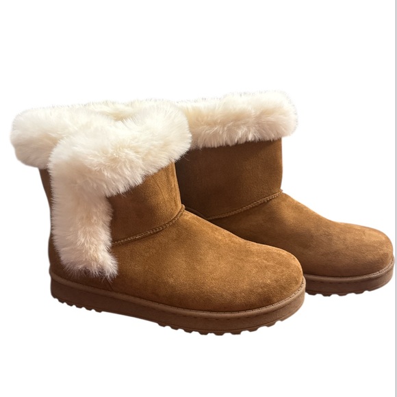 Cozy Tan Boots with White Fur Trim - Picture 1 of 7